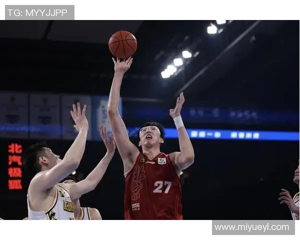 方硕如何在篮球赛场上展现个人魅力与团队协作精神的完美结合